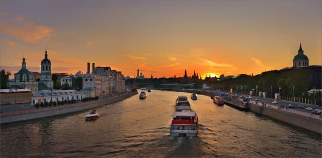 Теплоходная прогулка по Москве-реке